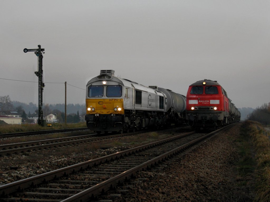 Die 247 052 mit einem Kesselzug  und die 225 032 mit dem Saalerkalkzug am 11.11.2011 in Tling.
