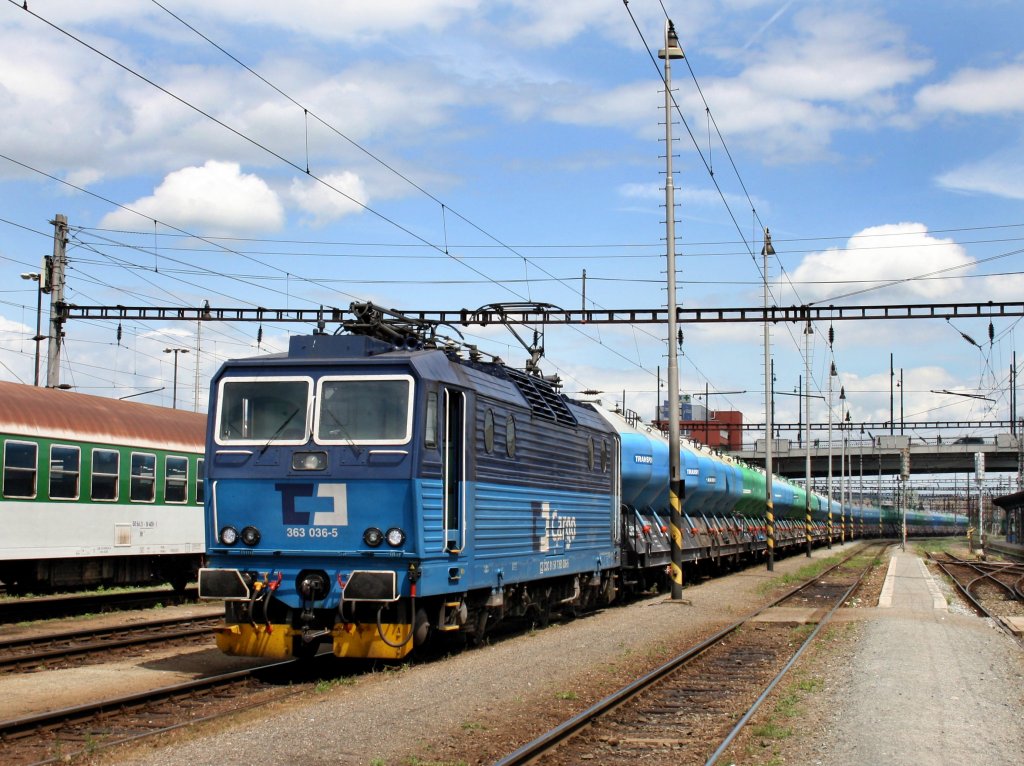 Die 363 036 am 20.06.2011 mit einem Silowagenzug im Pilsener Hbf. 
