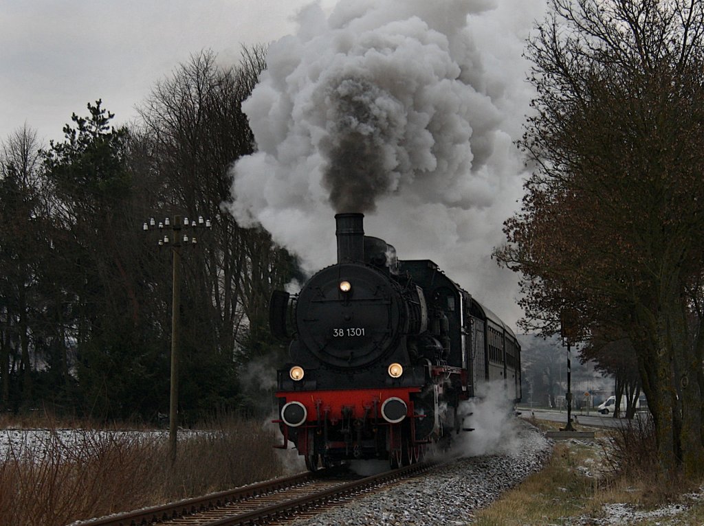 Die 38 1301 am 13.12.2009 mit einem Sonderzug unterwegs auf der Rottalbahn bei Massing.
