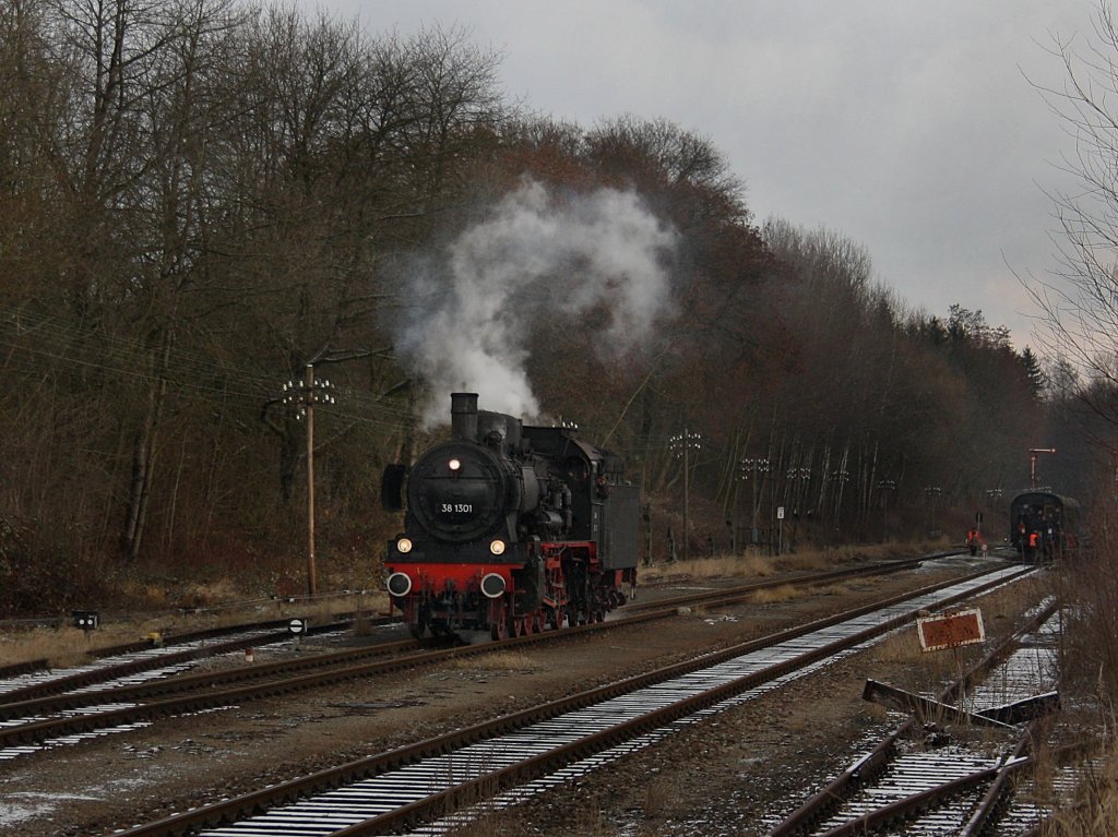 Die 38 1301 am 13.12.2009 bei einer Rangierfahrt in Eggenfelden. 
