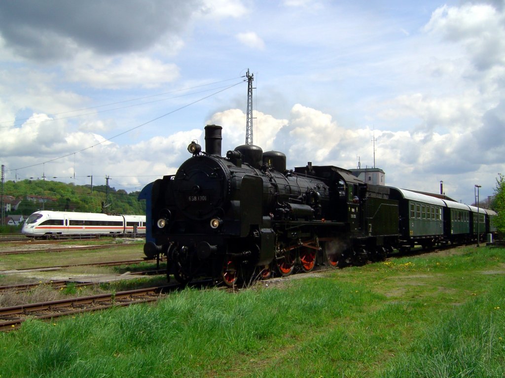 Die 638 1301 am 03.05.2008 mit einem Sonderzug auf dem Passauereisenbahnfreunde (PEF) Gelnde. Im Hintergrund ist ein Durchfahrender ICE-T zu sehen. 
