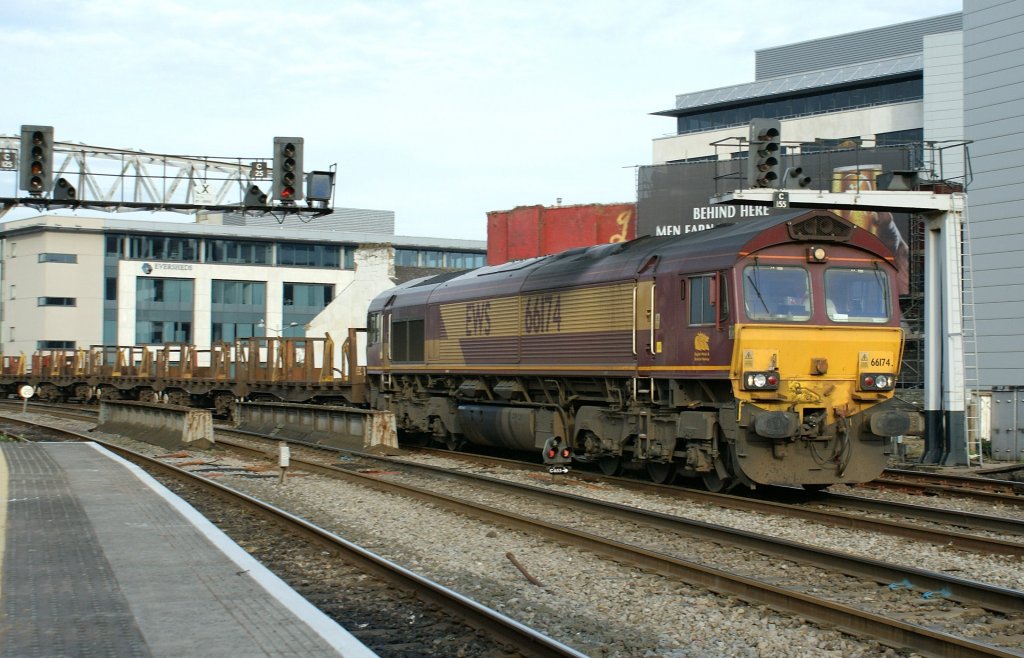 Die 66174 erreicht am 28. April 2010 mit einem Gterzug Cardiff. 