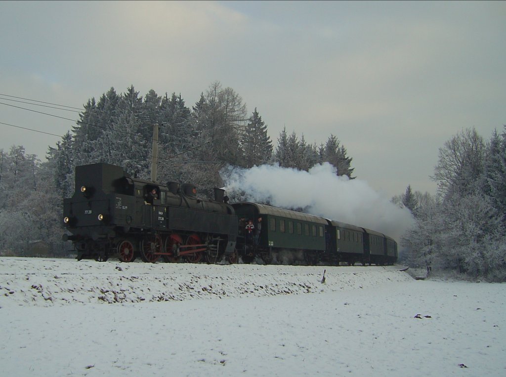 Die 77 28 der GEG am 24.12.2007 mit einem Sonderzug unterwegs auf der SLB Strecke Salzburg-Lamprechtshausen. Bei der Durchfahrt in Brmoos. 
