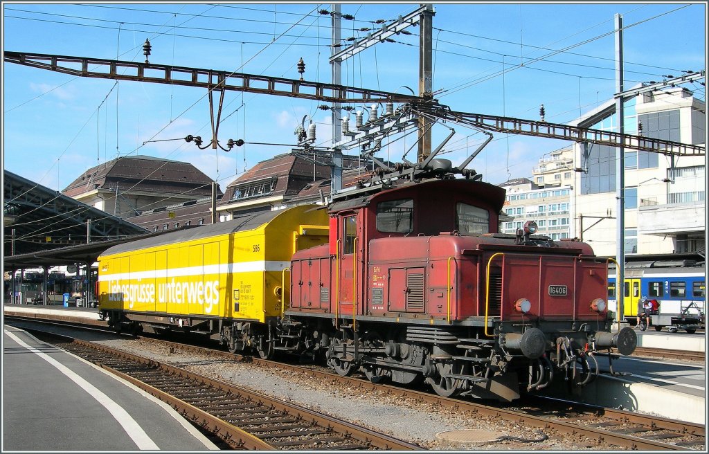 Die  altrote  Ee 3/3 16406 rangiert in Lausanne einen gelben Postwagen.
17. Oktober 2007