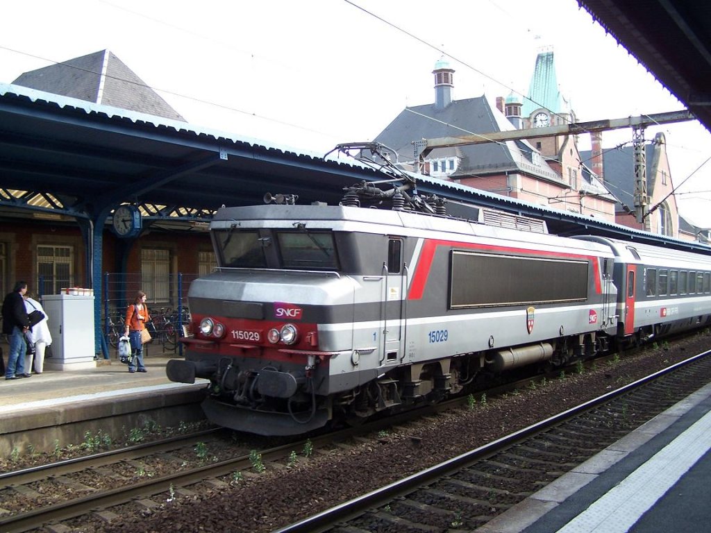 Die BB 15029 mit  Corail Plus  Lackierung in Colmar am 20/05/2007.