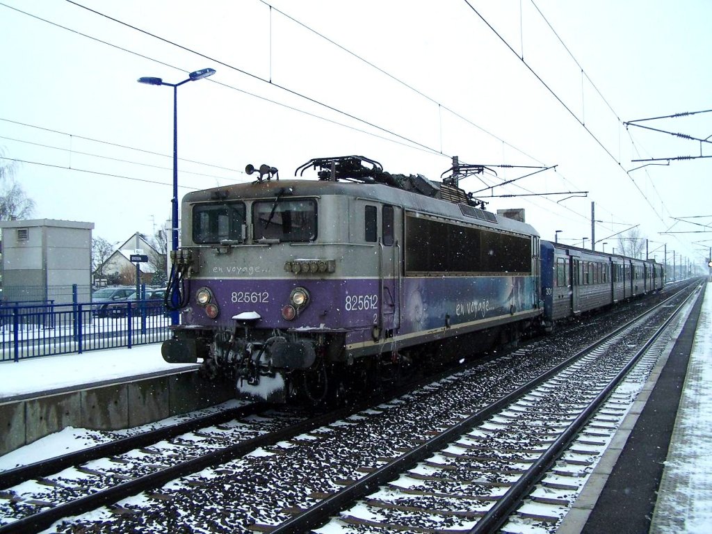 Die BB 25612 mit  En Voyage  Lackierung in Erstein am 12/02/10.