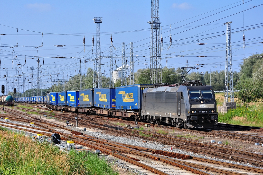 Die bei MRCE eingestellte 185 564 verlsst am 16.09.2012 mit dem DGS 48309 nach Brno den ehemaligen Rbf Rostock Seehafen.