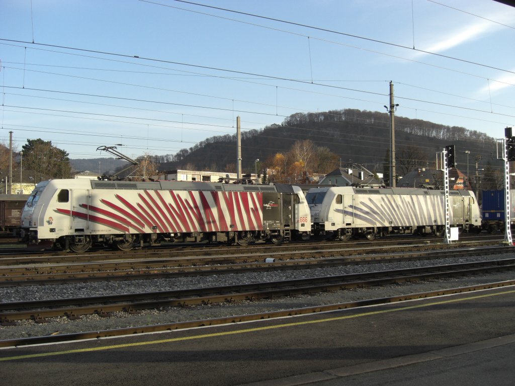 Die beiden LOCOMOTION Zebras 185 666 und 185 663 im Salzburger
Hauptbahnhof. Aufgenommen am 29. September 2009.