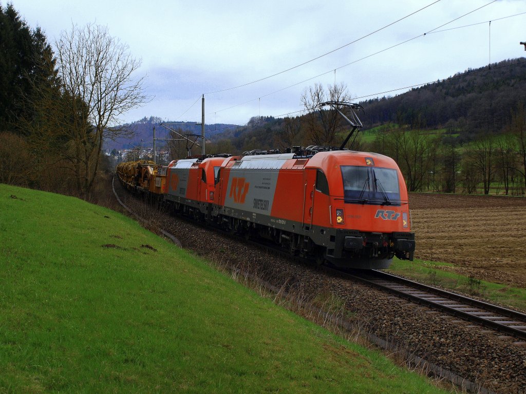 Die beiden Tauris von RTS 1216 901 und 902 fuhren gemeinsam  Hand in Hand  mit einem Bauzug durch Schleiweiler auf der Murrbahn am 3.4.