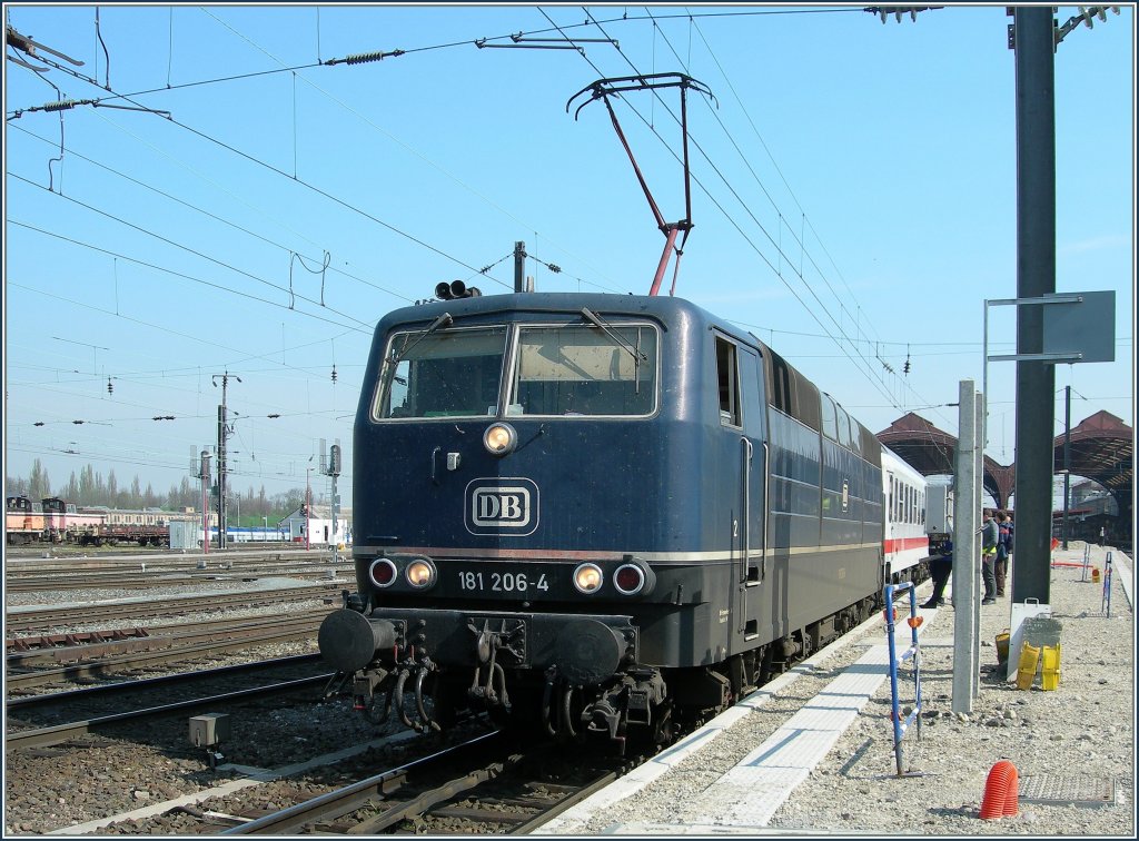 Die blaue DB 181 206-4 bernimmt in Strasbourg einen EC von Paris. 
10. April 2007 
