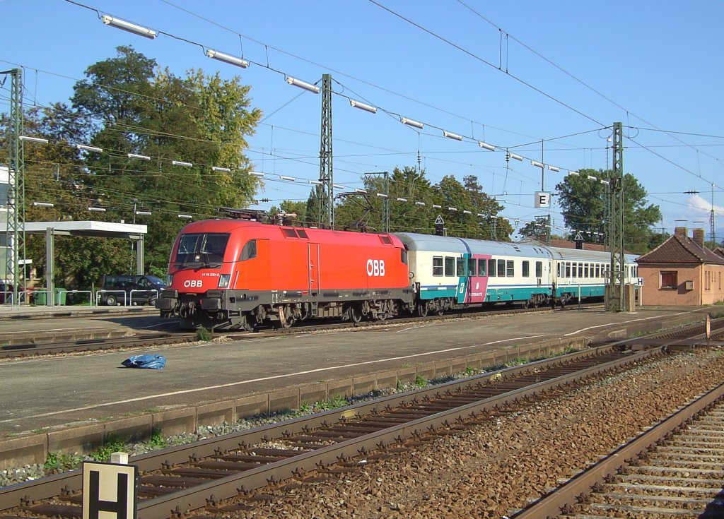 Die BR 1116 220-2 bei der einfahrt in den Rosenheimer Bahnhof mit einem Italienischen EC. (29.09.2007) 
