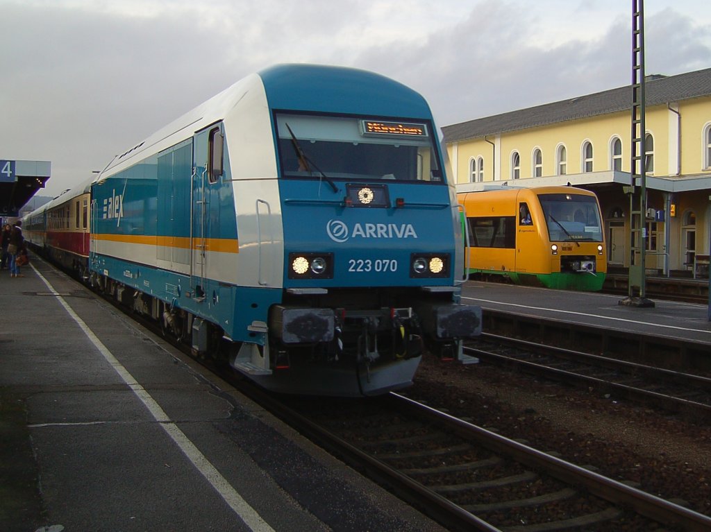 Die BR 223 070 am 09.12.2007 mit dem ALEX bei der Einfahrt in Schwandorf. 
