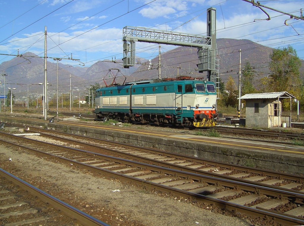 Die BR E 656 091 am 02.11.2007 im Bahnhof von Domodossola.