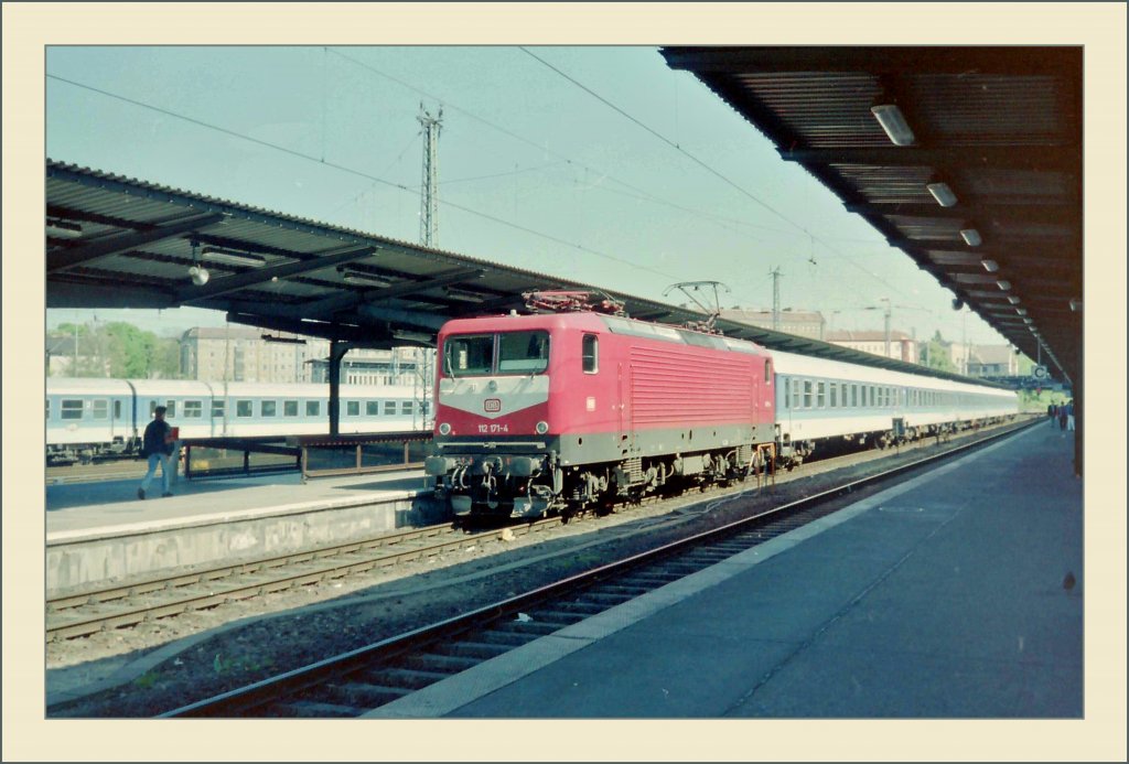 Die  Bundesbahn  112 171-4 mit einem IR in Berlin Lichtenberg. 
(April 1994/ gescanntes Negativ)