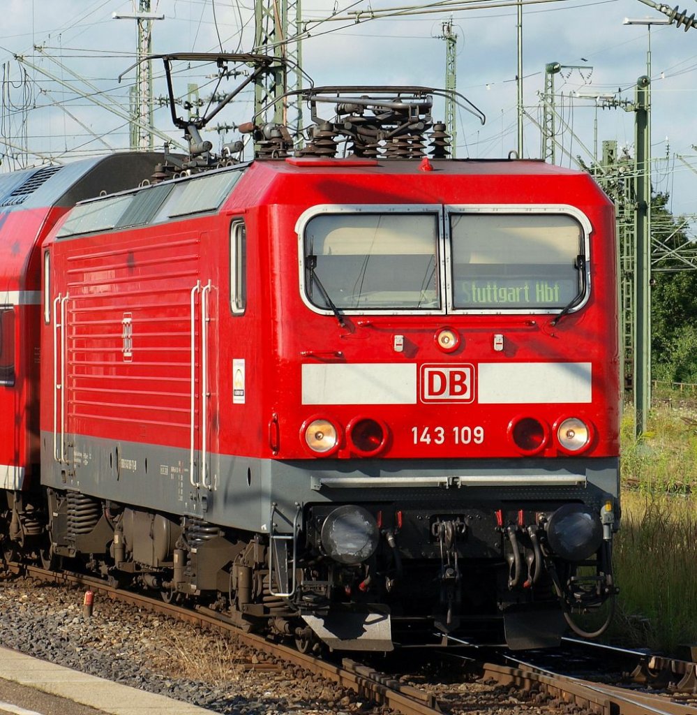 Die damals frisch revisionierte 143 109 brachte den Regionalexpress von Tbingen nach Stuttgart Hbf am 29.7.2010.