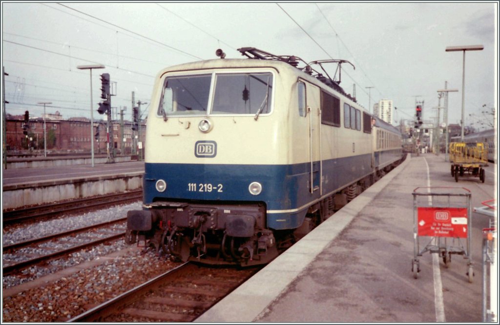 Die DB 111 291-2 erreicht mit einem Reisezug Stuttgart. 
Dezember 1998