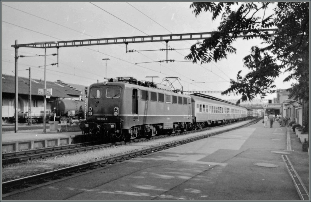 Die DB 140 866-5 wartet mit ihrem Nahverkehrszug in Konstanz auf die Abfahrt. 
Juni 1992