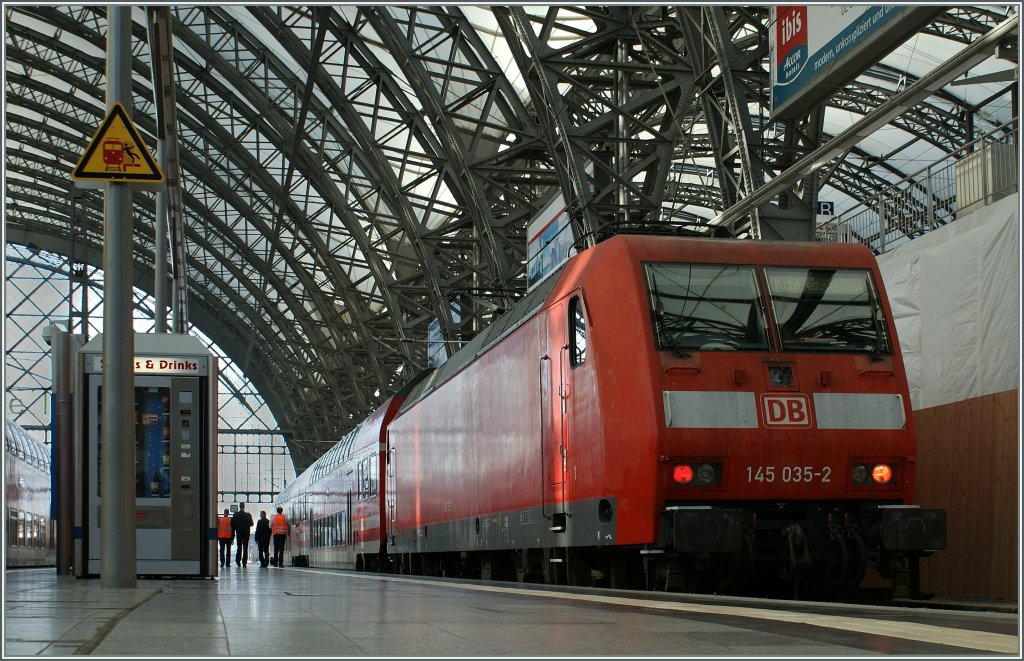 Die DB 145 145 035-2 bei Schulungfahrten fr die S-Bahn Dresden im Hauptbahnof am 24.09.2010 