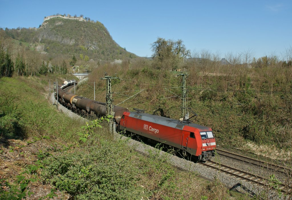 Die DB 152 036-0 mit einem Gterzug kurz vor Singen, im Hintergrund ist der Hohentwiel zu sehen. 
7. April 2011