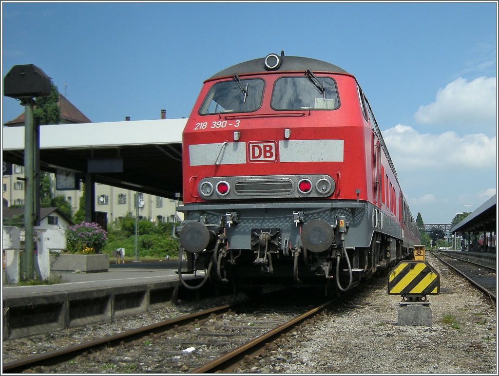 Die DB 218 390-3 mit einen Nahverkehrszug in Lindau. 
Hinweis das Bild wurde vom ffentlich zugnglichen bergang zum Bahnsteig aufgenommen. 
28. Juli 2008
