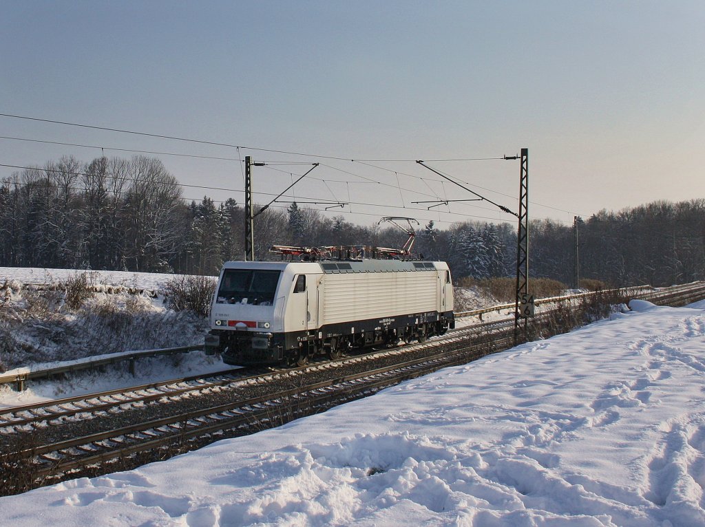 Die E 198 841 am 04.12.2010 unterwegs bei Hilperting. 
