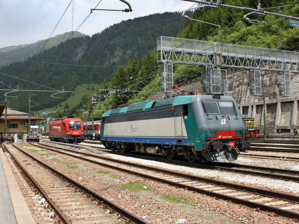 Die E 405 031 am 11.06.2009 bei einer Rangierfahrt im Bahnhof Brenner.
