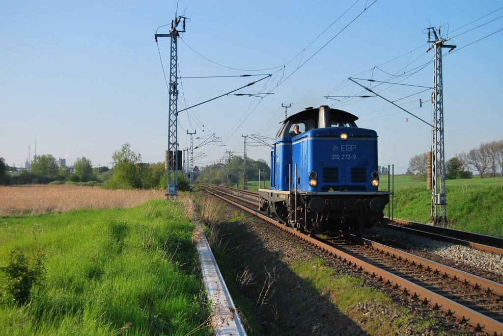 Die EGP 212 274 rollt am 21.05.2010 duch Sildemow in Richtung Schwerin.