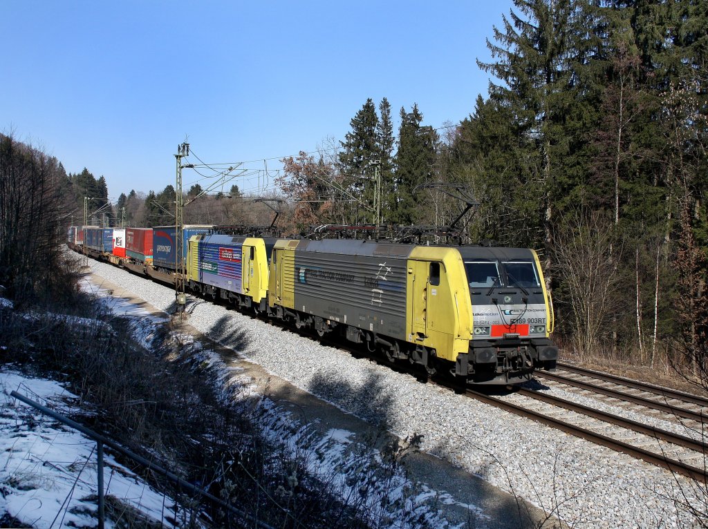 Die ES 64 F4-003 und die ES 64 F4-007 am 26.02.2011 mit einem KLV-Zug unterwegs bei Aling.
