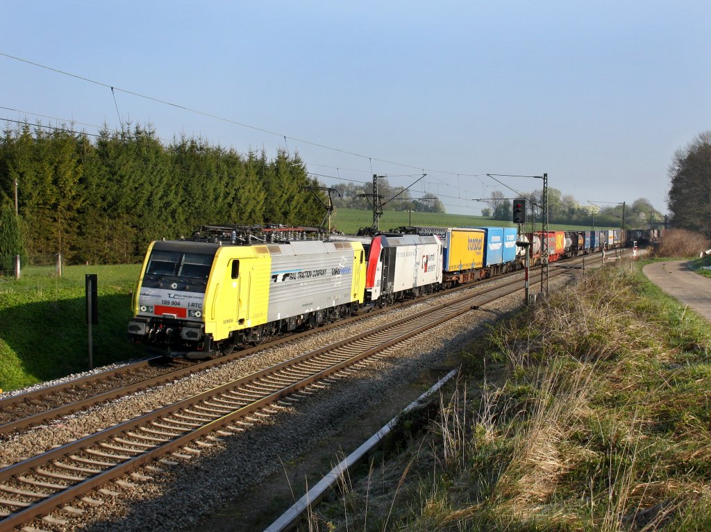 Die ES 64 F4-004 und die 185 664 an 16.04.2011 mit einem KLV-Zug unterwegs bei Vogl. 
