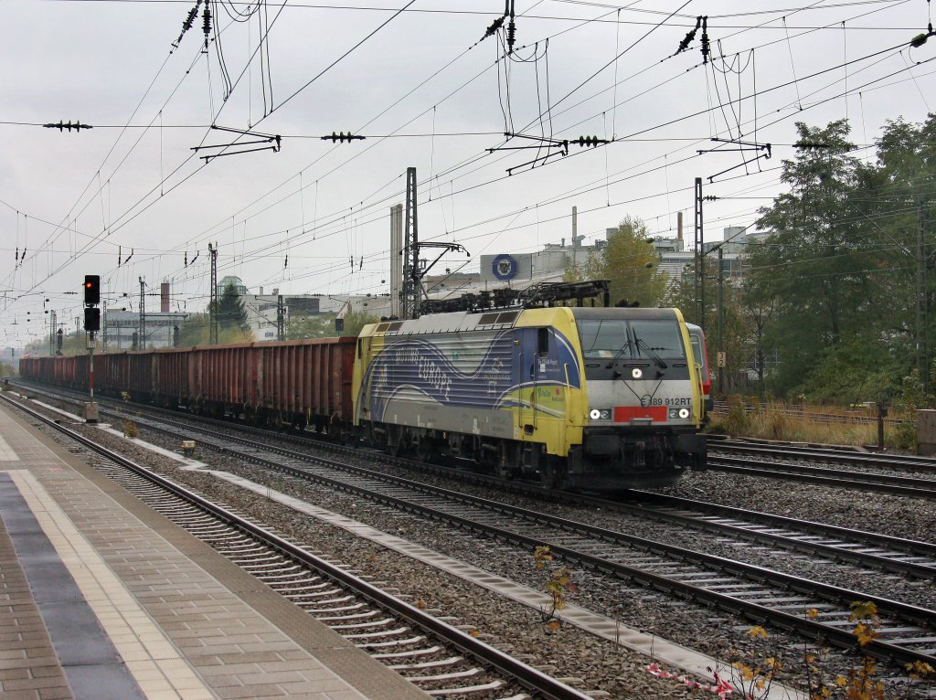 Die ES 64 F4-012 am 17.10.2010 mit einem Stahlschrottzug bei der Durchfahrt am Heimeranplatz (Mnchen). 