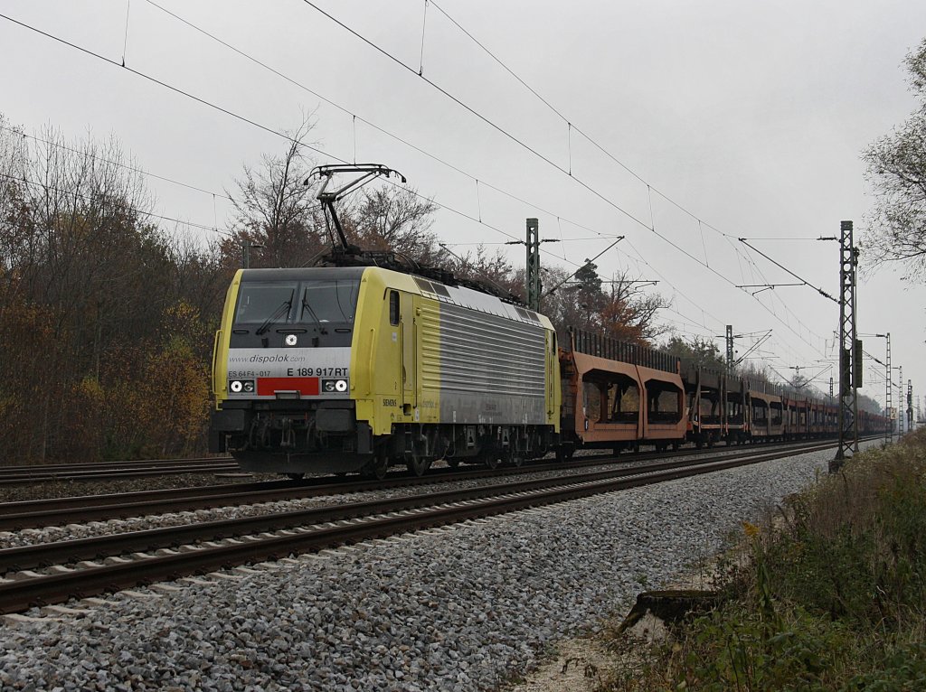 Die ES 64 F4-017 von Lokomotion am 31.10.2009 mit einem Gterzug bei der Durchfahrt in Haar (Mnchen)
