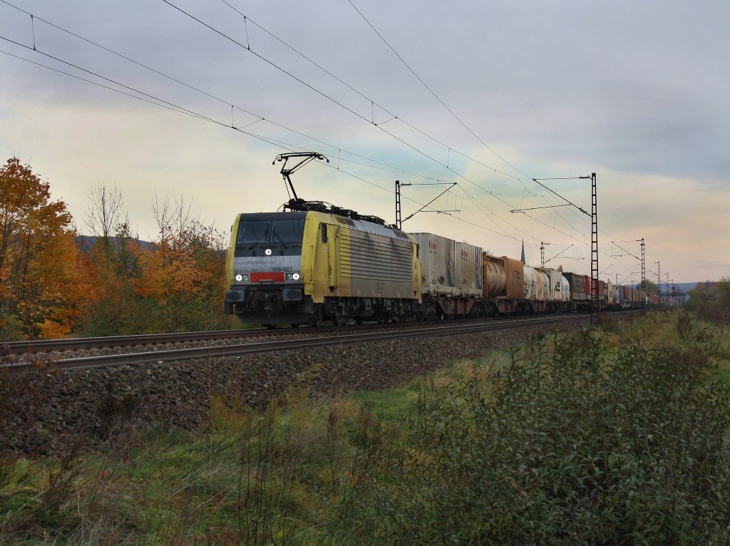 Die ES 64 F4-027 am 30.10.2010 mit einem KLV-Zug unterwegs bei Thngersheim.
