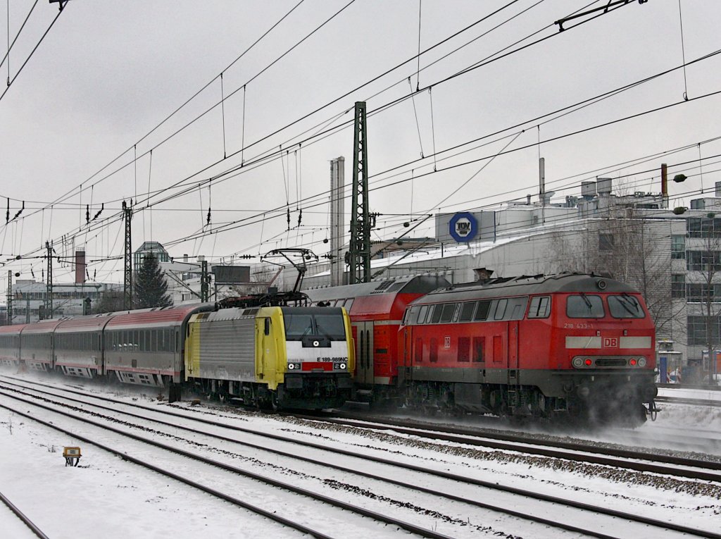 Die ES 64 F4-089 mit einem Brenner EC und die 218 433 mit der RB aus Mhldorf bei der Durchfahrt am Heimeranplatz. (Mnchen)
