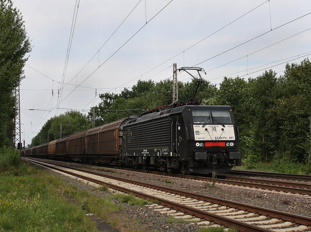 Die ES 64 F4-097 am 10.08.2010 mit einem Schiebewandwagenzug unterwegs bei Drverden. 