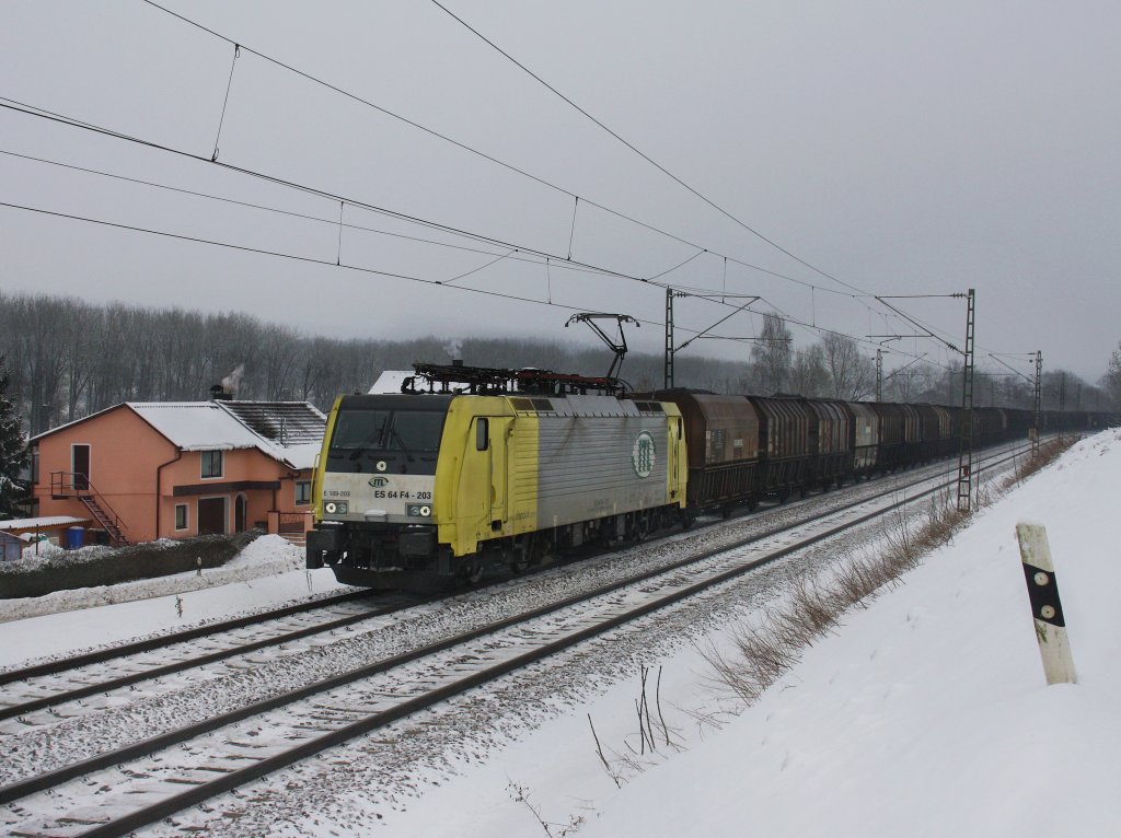 Die ES 64 F4-203 am 04.01.2011 mit einem Erzzug unterwegs bei Vilshofen. 
