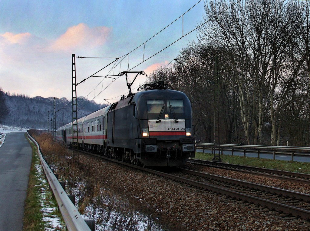 Die ES 64 U2-001 am 27.11.2010 mit dem IC Rottalerland unterwegs bei Hausbach.