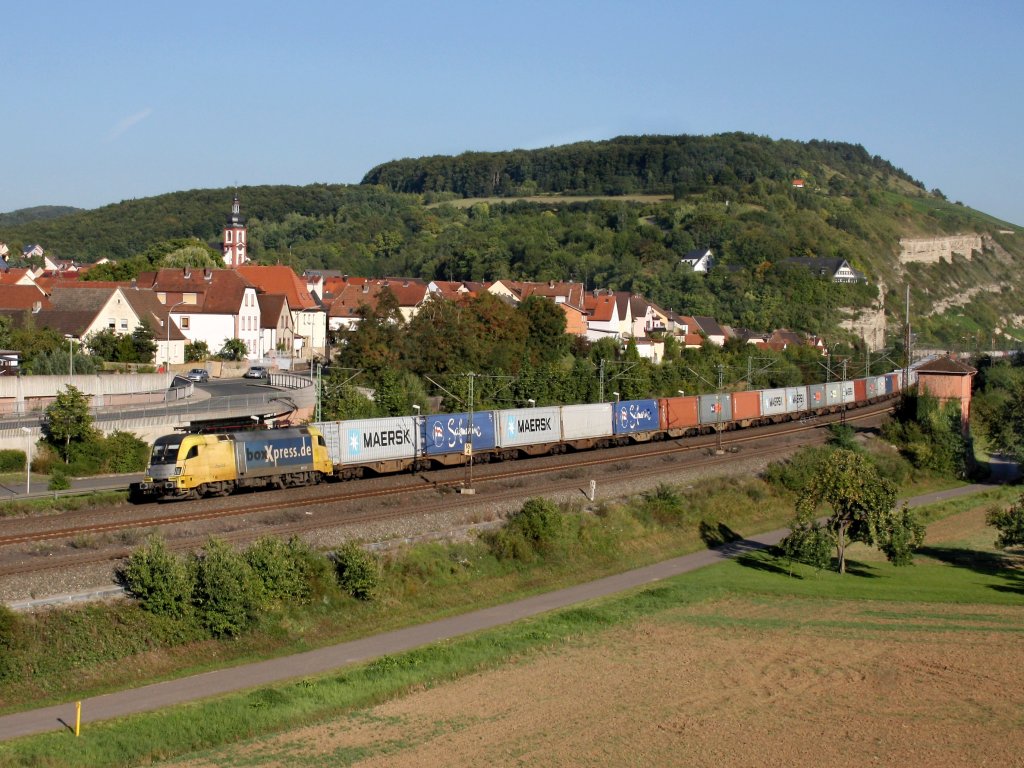 Die ES 64 U2-007 am 20.08.2011 mit einem Containerzug bei der Durchfahrt durch Retzbach-Zellingen. 
