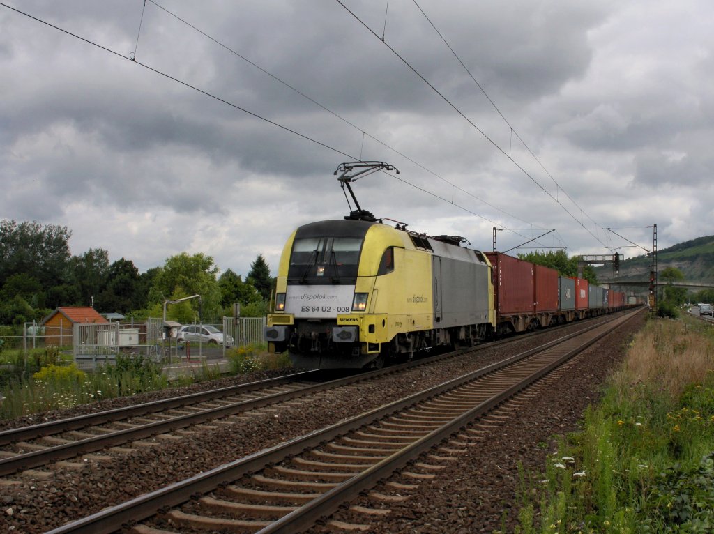 Die ES 64 U2-008 am 30.07.2011 mit einem Containerzug unterwegs bei Thngersheim. 
