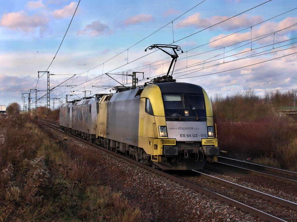 Die ES 64 U2-013 am 13.11.2010 mit der 185 540 und der 185 538 bei der Durchfahrt in Obertraubling.