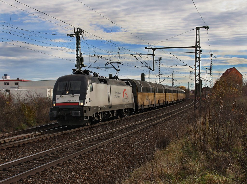 Die ES 64 U2-029 am 13.11.2010 mit einem Autozug bei der durchfahrt in Obertraubling. 
