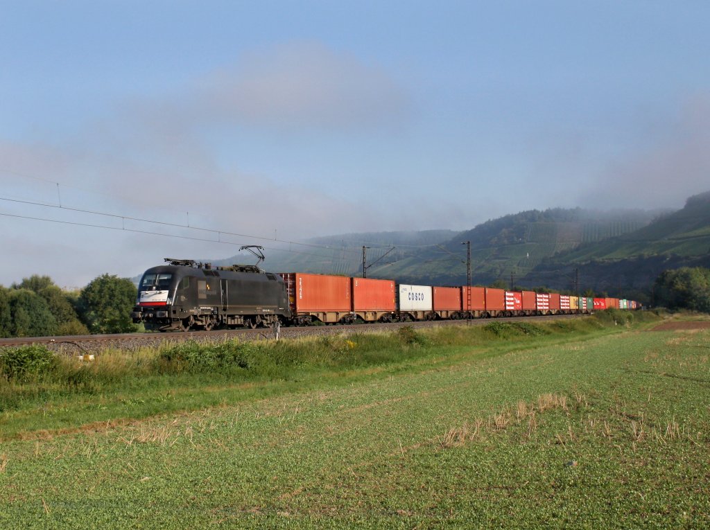 Die ES 64 U2-065 am 20.08.2011 mit einem Containerzug unterwegs bei Himmelstadt.
