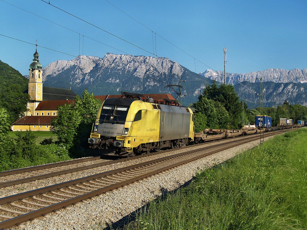 Die ES 64 U2-095 am 05.06.2010 mit einem KLV-Zug unterwegs bei Niederaudorf. 
