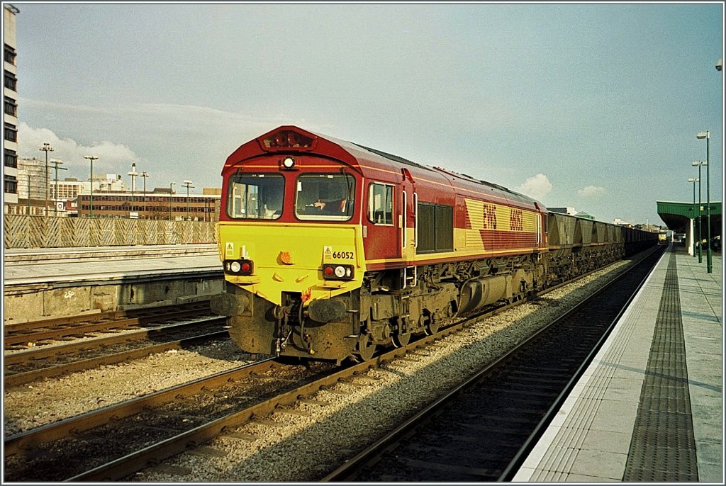 Die EW&S 66 052 mit einem langen Kohlezug in Cardiff. 
November 2000/ Analog Bild ab CD