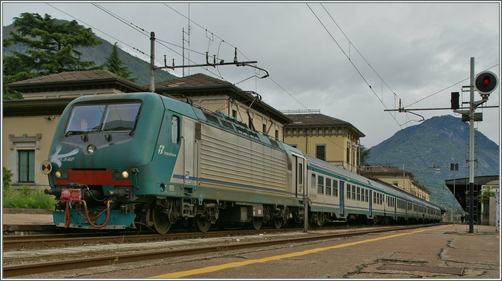 Die FS 646.564 mit einem Regionalzug nach Milano wartet in Domodossola auf die Abfahrt.
22. Mai 2013