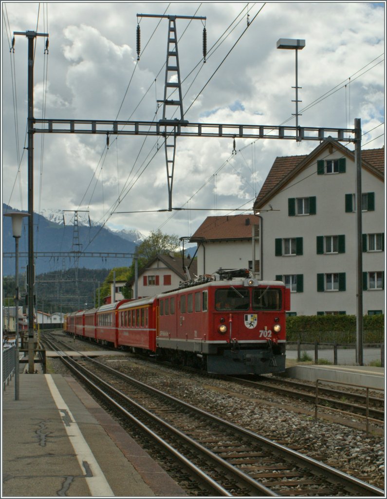 Die Ge 6/6 II mit einem Albulaschnellzug bei der Durchfahrt in Domat Ems am 10. Mai 2010. 
