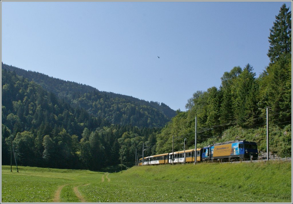Die  GoldenPass  HGe 4/4 mit einem IR von Interlaken nach Luzern kurz vor der Dienststation  Kppeli . 
20. Aug. 2012 