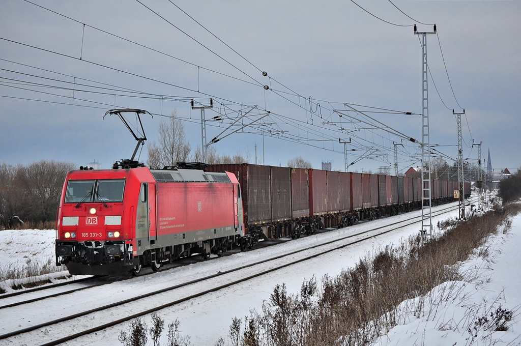 Die  Green-Cargo  Lok 185 331 ist am 12.12.2012 mit einem kurzen Zug unterwegs in Richtung Schwerin/Hamburg.Hier in Sildemow. 