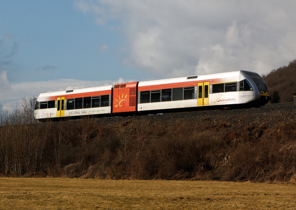 Die Hellertalbahn fhrt am 19.02.2012 mit einem Stadler GTW 2/6 Richtung Betzdorf, hier bei Herdorf-Sassenroth.

