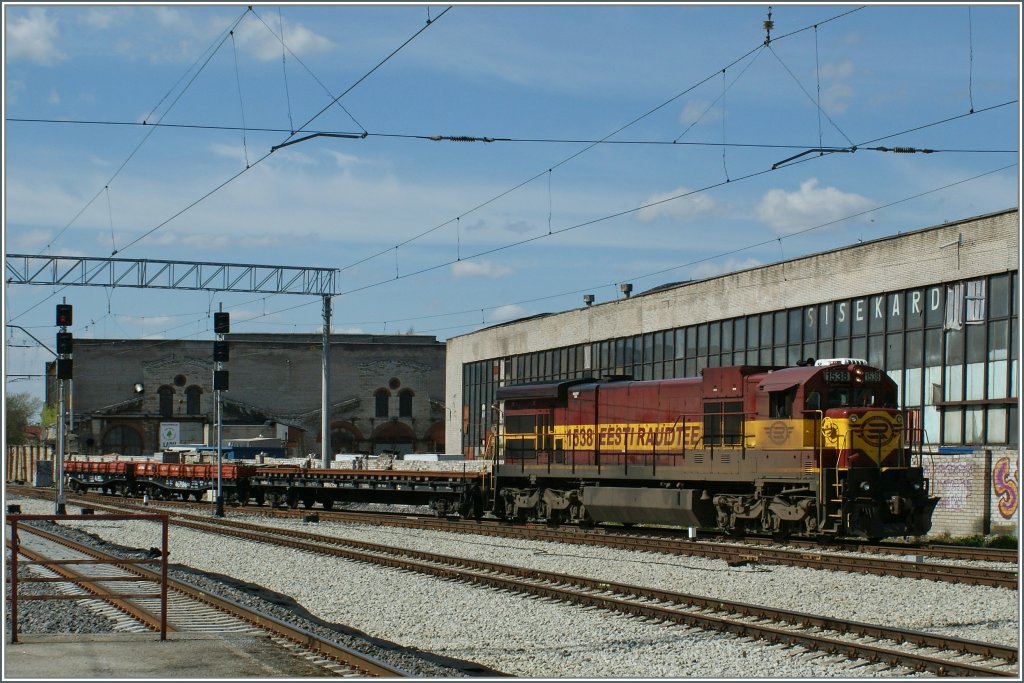Die mchtige Eesti Raudtee Diesellok 1538 mit einem Dienstzug in Tallinn.
9. Mai 2012