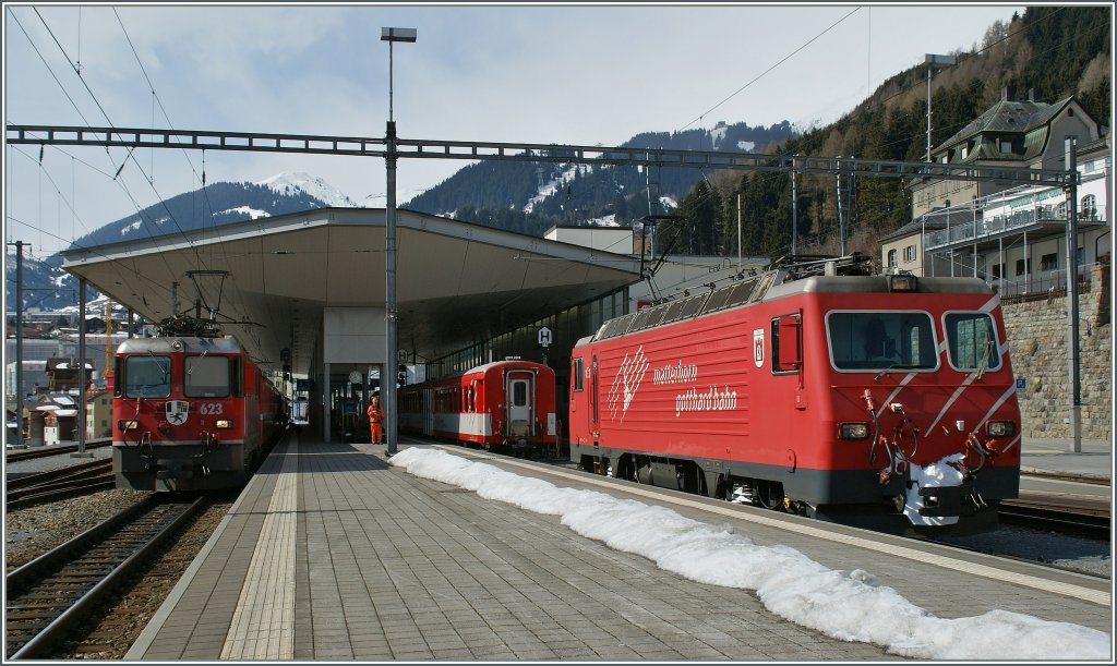 Die MGB HGe 4/4 103 hat ihre Arbeit hiner sich, sie brachte den Regionalzug von Andermatt nach Disentis. Die RhB Ge 4/4 623 hingegen hat noch eine weite Strecke vor sich: sie wird ihren RE nach Scuol Trasap bringen.
Disentis, den 15. Mrz 2013